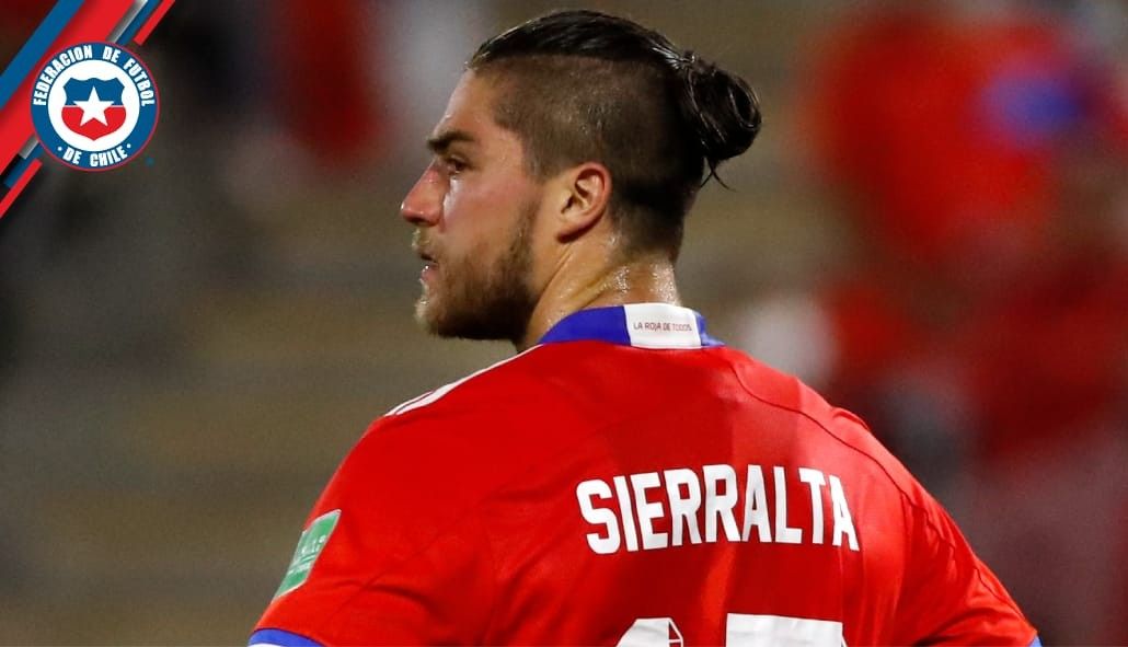 Oficial de Chile: El defensor Siralta sufrió una lesión muscular y se perdió el partido contra Perú