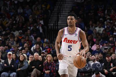 ¡Continúa aumentando tu valor! Grimes acertó 5 de 8 triples, contribuyó con 24 puntos y anotó un triple clave.