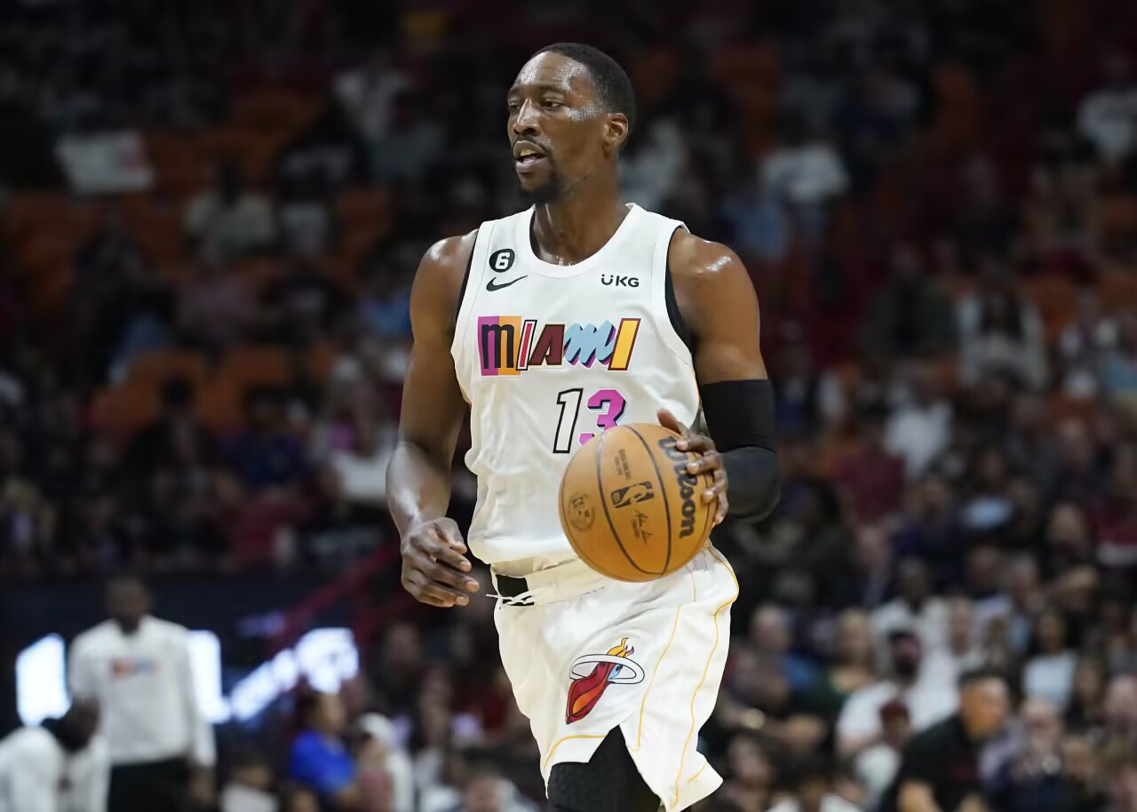 Oficial del Heat: Adebayo se perderá el partido contra los Hornets debido a una lesión en el pie izquierdo