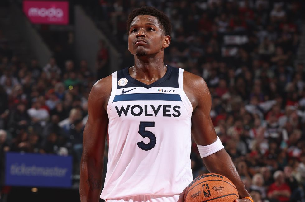 Edwards regresó a la cancha y anotó 15 puntos, 5 asistencias y 3 errores en el primer juego, con un más-menos de -25, el mínimo del equipo.