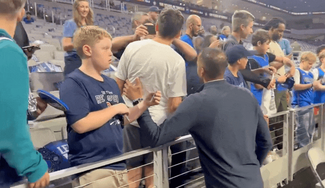Harrison firmó autógrafos y tomó fotografías para los fanáticos de los Mavericks, omitiendo deliberadamente a los fanáticos que vestían uniformes de Doncic.