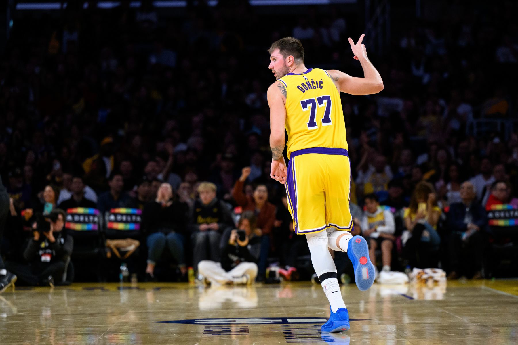 ¡El ataque estuvo lento en el primer cuarto! Los Lakers sólo anotaron 18 puntos con 2 de 7 triples.