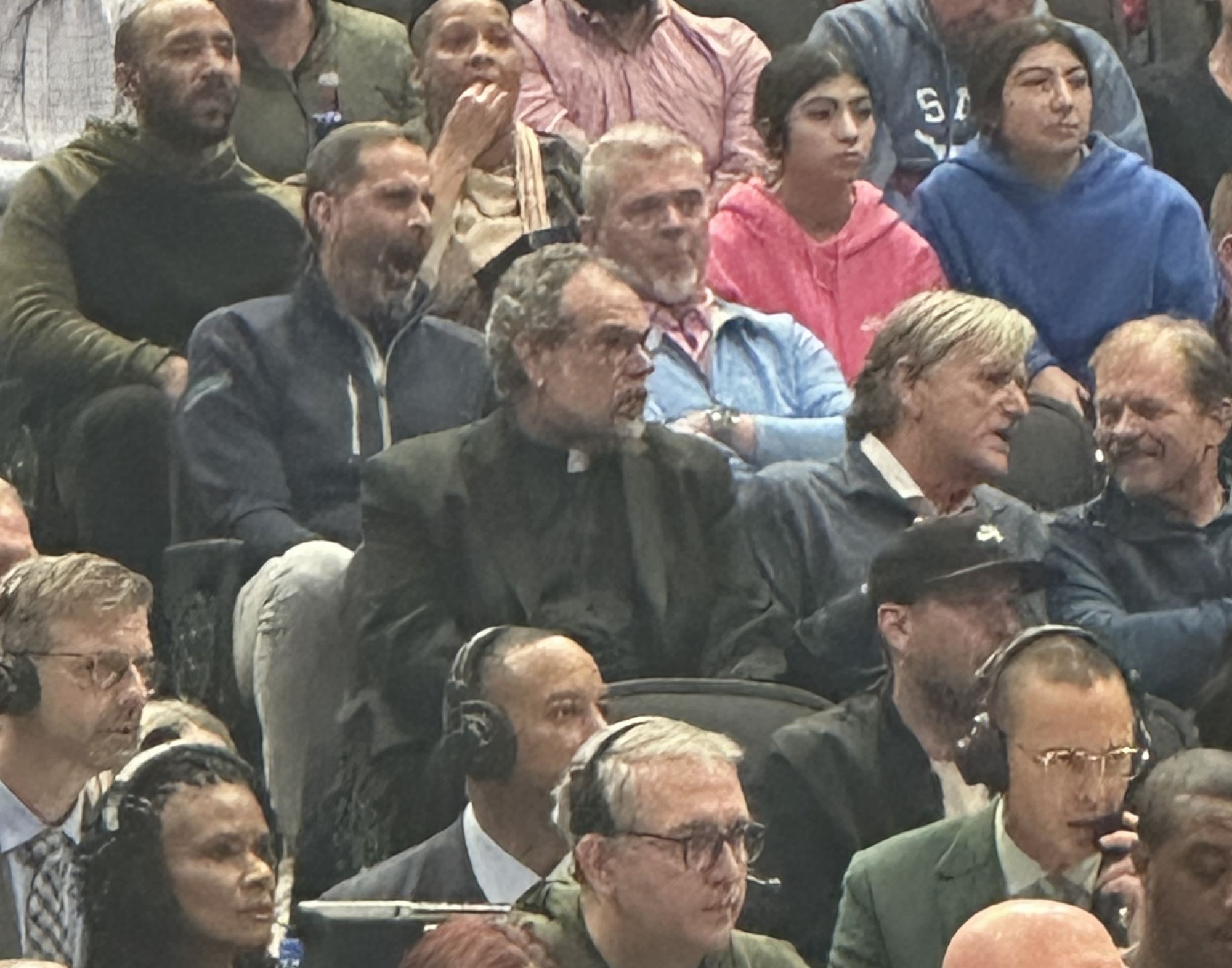 Reportero del equipo: Para exorcizar los demonios internos, los Mavericks le pidieron al pastor que se sentara en el asiento anterior de Harrison