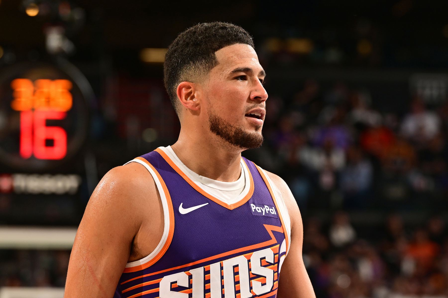 ¡Los 2 penales clave matan el suspenso del juego! Booker anotó 26 puntos, 3 rebotes y 9 asistencias en 38 minutos.