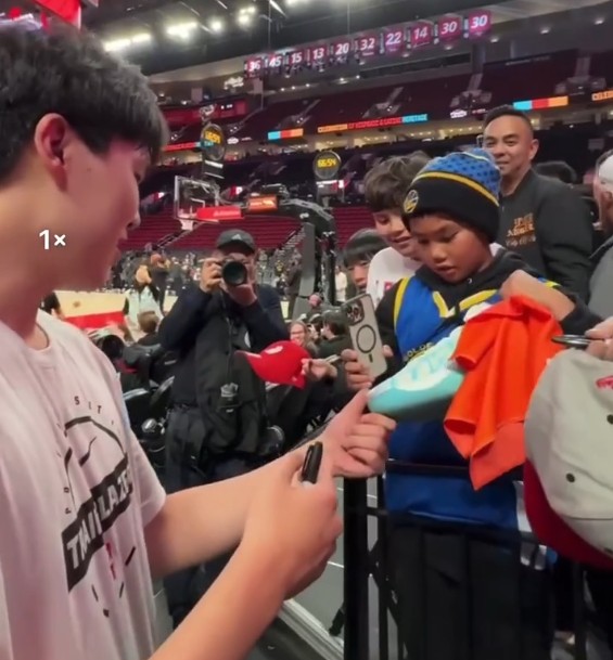 ¡Momento fanático! Yang Hansen regaló zapatillas de baloncesto a jóvenes aficionados que vestían uniformes de los Warriors antes del partido