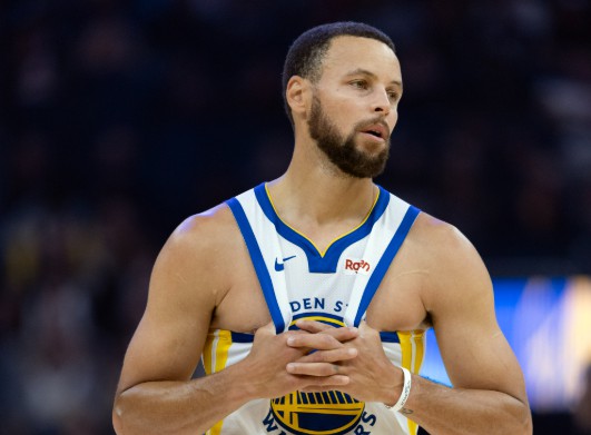 ¡Yong San está loco! Curry anotó 22 puntos en un solo cuarto, los Warriors anotaron 43 puntos para revertir el partido y los Spurs anotaron 8 puntos