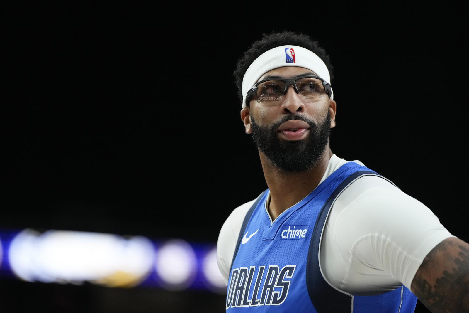 ESPN: Ahora depende del dueño de los Mavericks decidir si las cejas pobladas regresarán al juego. El primero ha solicitado regresar.